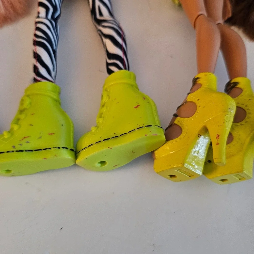 Bratz‎ Doll Lot of 4 Pink Brown Hair with Extra Shoes and Accessories